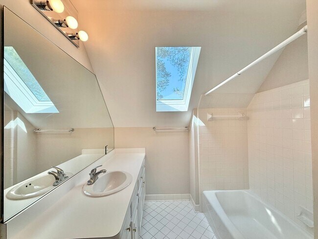 Building Photo - **OFFERING REFUNDABLE APPLICATION FEES & $250 MOVE IN PROMOTION** Incredible 5BD, 4.5BA House in ...