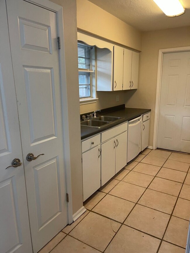 Building Photo - 3bed/2bath Single Family Home