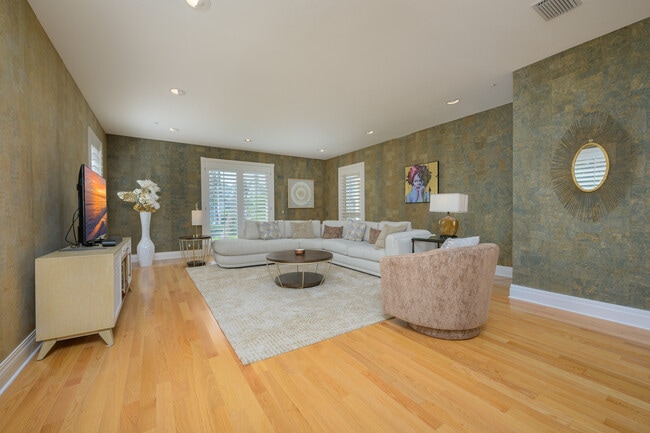 Building Photo - 981 Longboat Club Rd