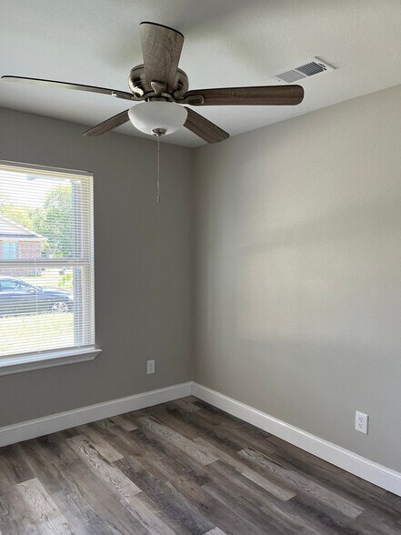 Building Photo - 603 Perry Ave