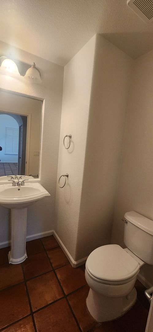 Building Photo - Beautiful 4 Bedroom 2.5 Bathroom Home on Large Lot in Elk Grove