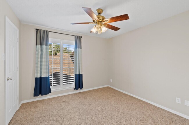 Building Photo - 1118 Enclave Square E