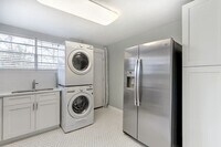 Building Photo - One block from Historic District - Renovat...