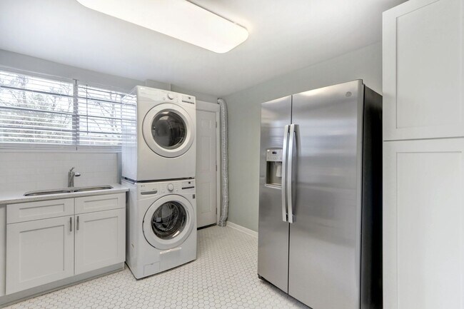 Building Photo - One block from Historic District - Renovated Two Bedroom