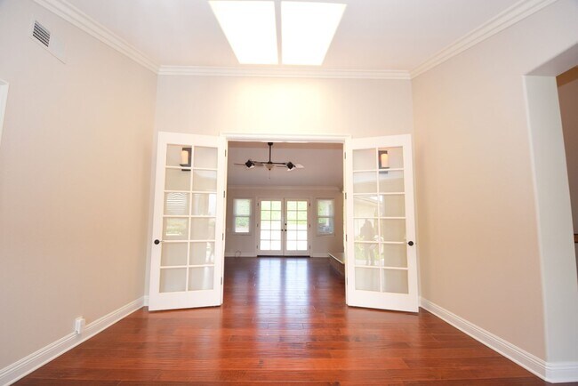 Building Photo - Elegant Camarillo Retreat in the Regency D...