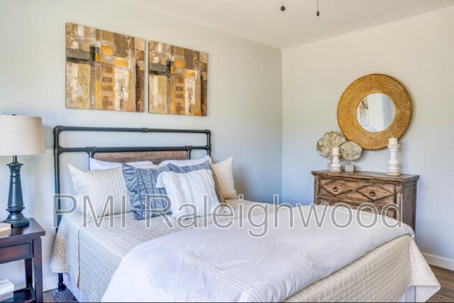 Building Photo - 2204 Emerson Pl