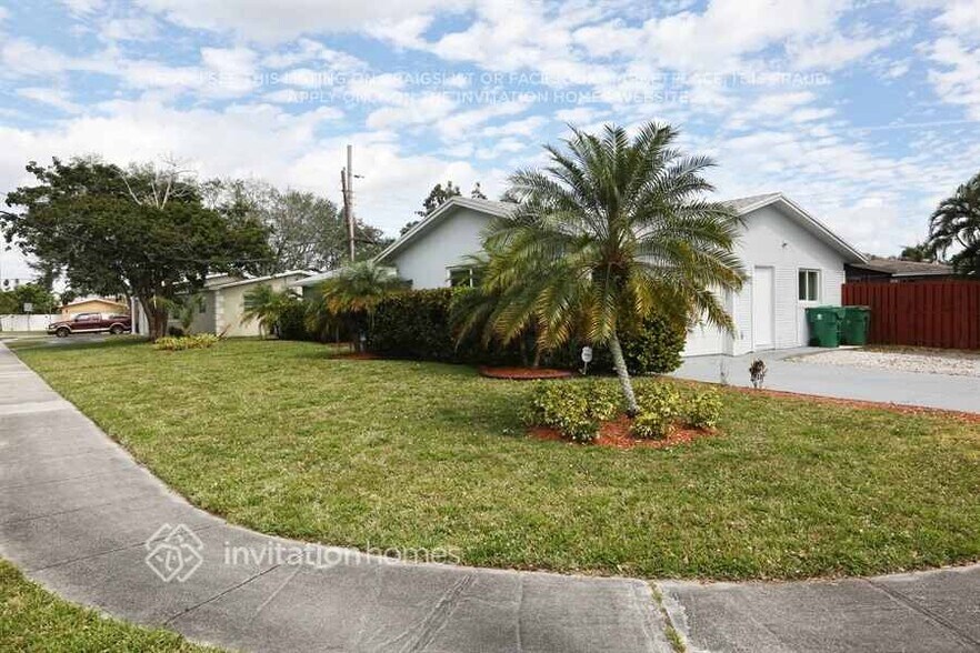 Building Photo - 4904 SW 90th Ave