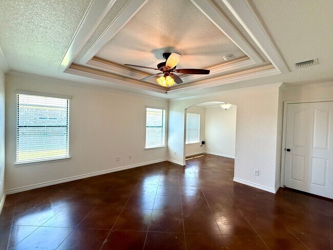 Building Photo - Spacious 4BR Home with Fireplace & Large B...