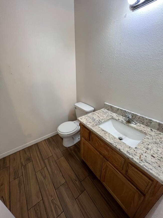 Building Photo - Nice 3 Bed 1.5 Bath House with 1 Car Garag...
