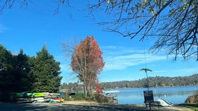 Building Photo - 12003 Lakeshore S