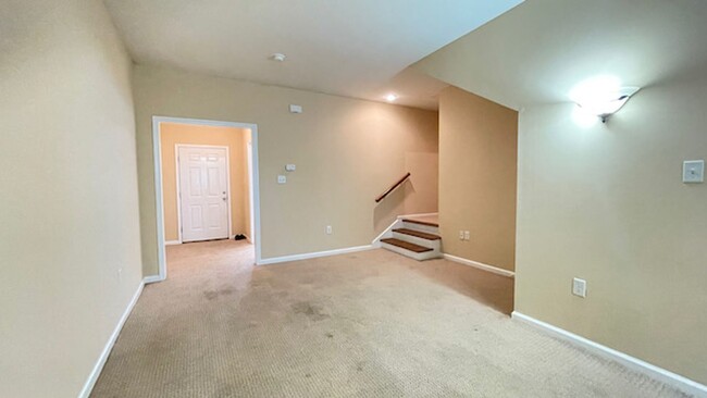 Building Photo - 2 Bedroom, 2.5 Bathrooms Townhome in the H...