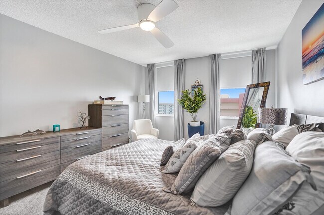 Building Photo - 1150 Hillsboro Mile