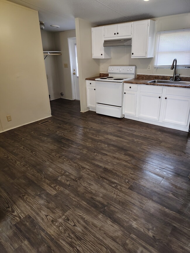 Building Photo - 600 Davis Cir