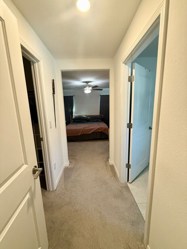 Building Photo - Bryant Square 2/2.5 1 car garage