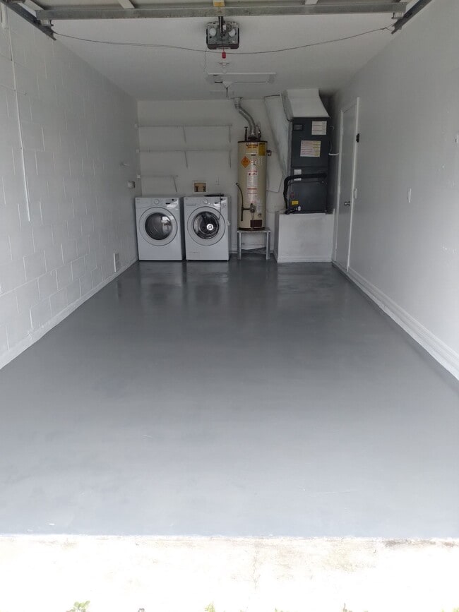 Building Photo - 3048 Pineda Dr