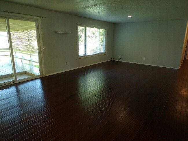 Building Photo - 11865 SW Ebberts Ct