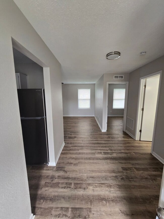 Building Photo - Three Bedroom Ranch Style Home Located in ...