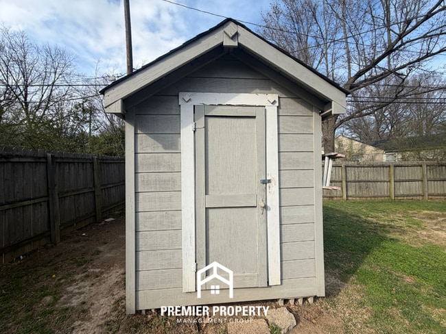 Building Photo - Stunning 3BR Memphis Home with Fenced Backyard & Patio