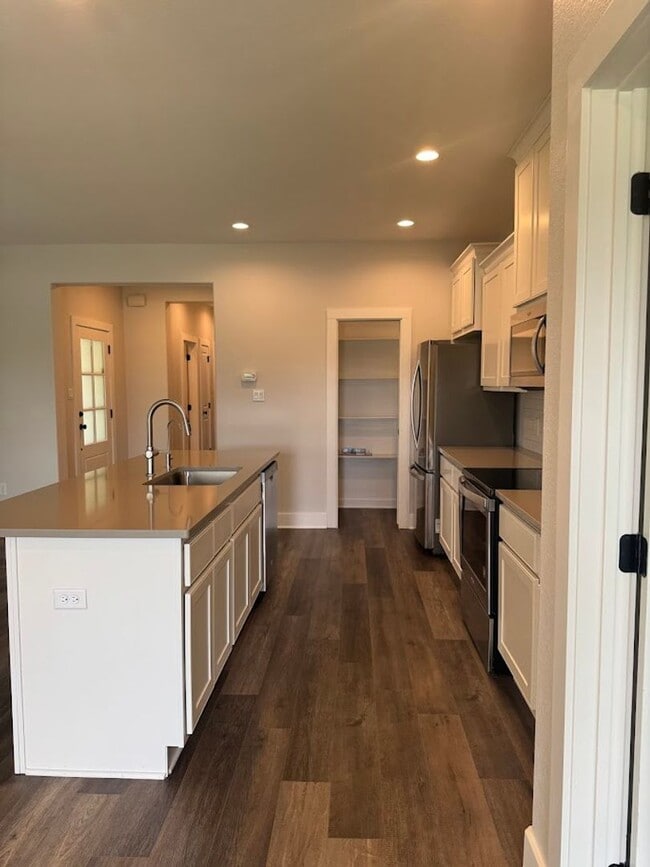 Building Photo - Immaculate Townhome Minutes from Texas A&M