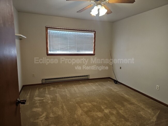 Building Photo - 9 River Dr