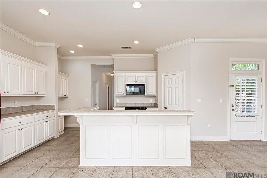 Building Photo - 9015 Westlake Ave