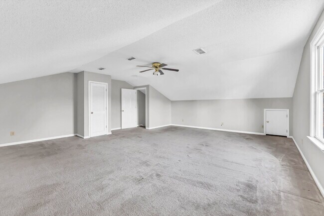 Building Photo - Spacious 3 Bedroom and 2.5 Bathroom