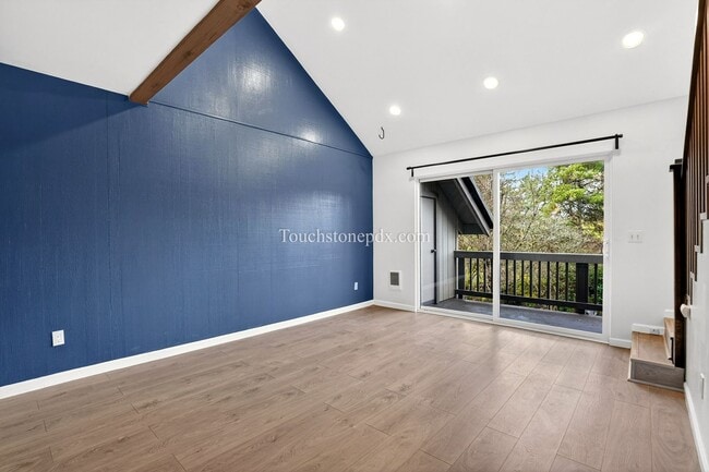 Building Photo - Updated 1BD/1BA Condo in Portland’s West Hills w/ Carport & Private Balcony