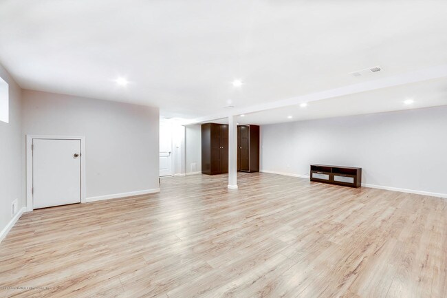 Building Photo - 291 Tanglewood Dr