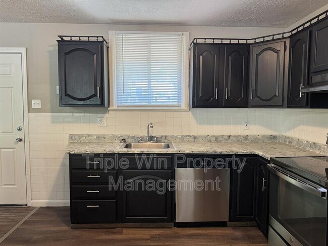 Building Photo - 48 Wayside Dr