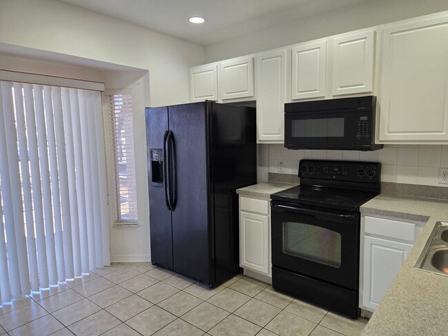 Building Photo - 2 bedroom 2.5 bath townhome