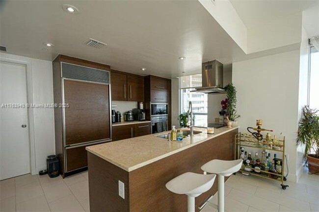 Building Photo - 495 Brickell Ave