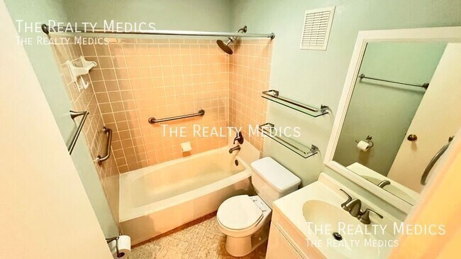 Building Photo - 999 Mancha Real Dr
