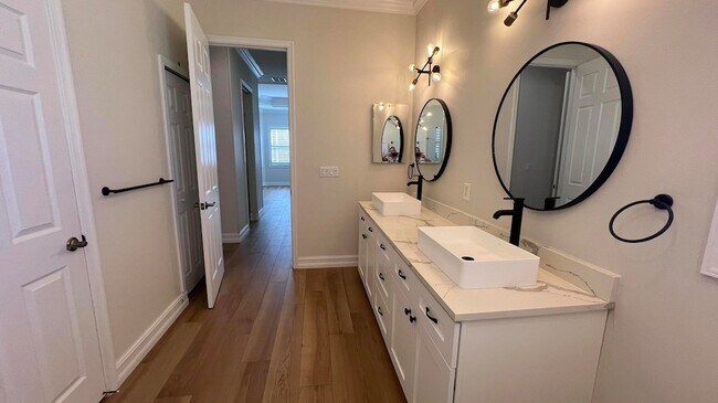 Building Photo - 104 NW Pleasant Grove Way