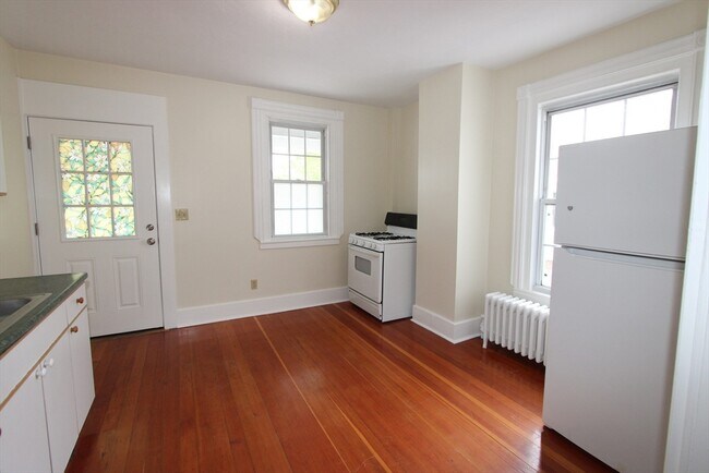 Building Photo - 122 Elm St