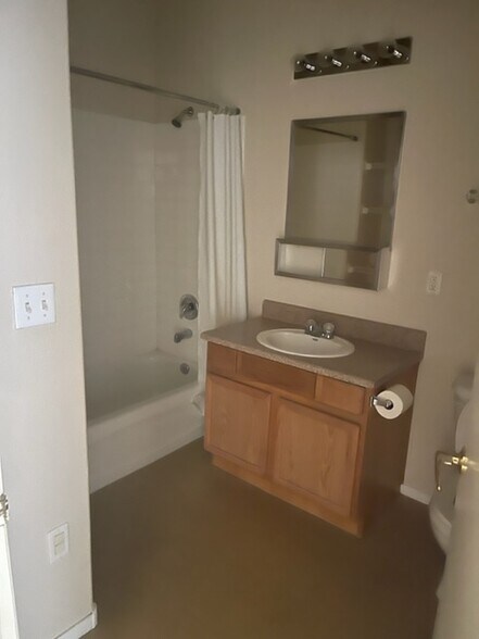 Building Photo - 2141 Hussium Hills St