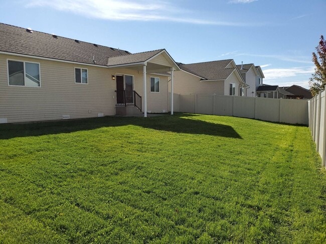 Building Photo - Lovely newer 3 bedroom 2 bath home for ren...