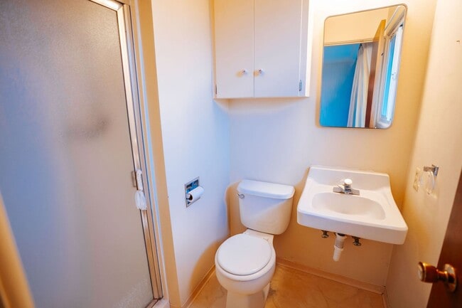 Building Photo - 3BD/2BD Home Located next to the Hospital in Eureka!