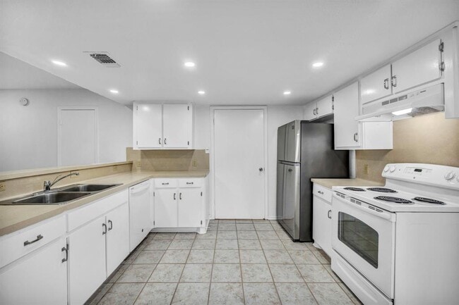 Building Photo - 4010 Cima Serena Dr