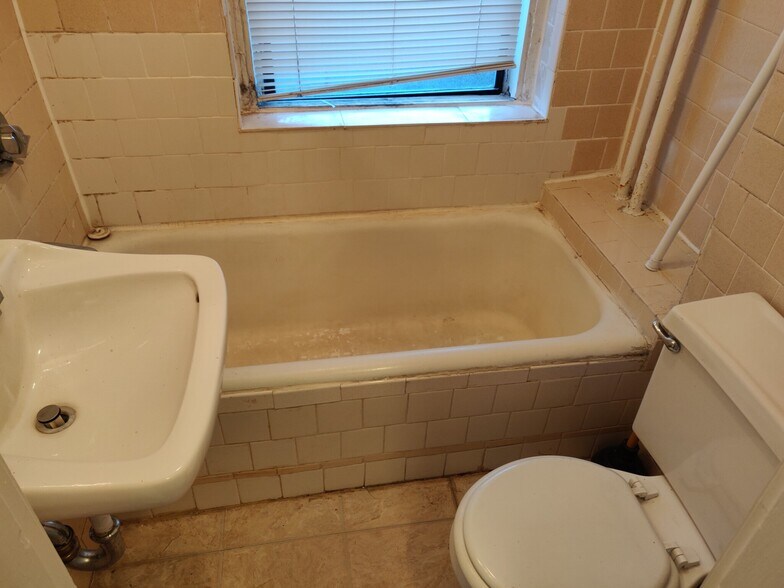 Building Photo - 40 Joy St