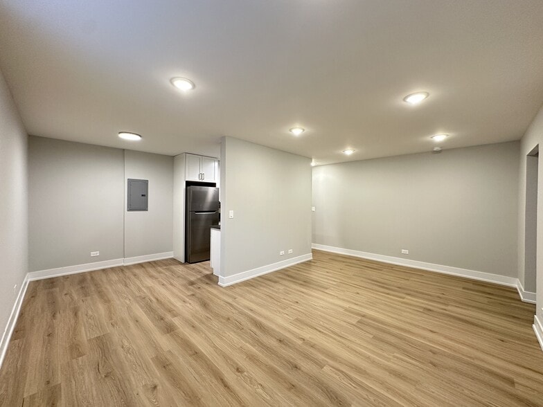 Building Photo - 535 W Aldine Ave