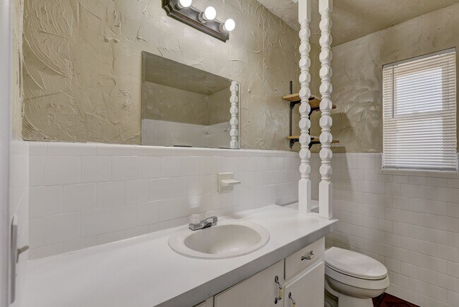 Building Photo - 4 bed,2 bath home in OKC
