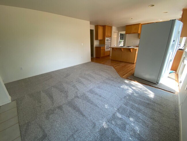 Building Photo - Spacious 4 bedroom 2.5 traditional house