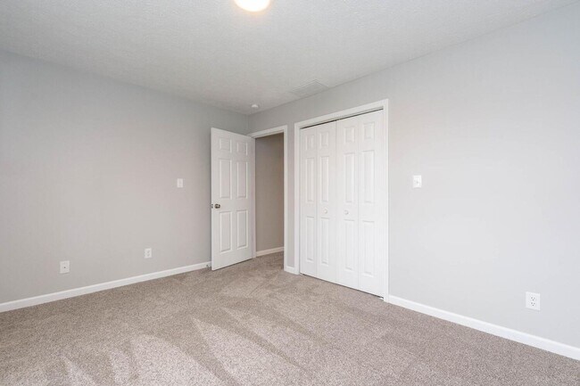 Building Photo - Willow Court Bloomington