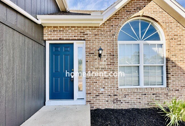 Building Photo - Wonderful Northland Home w/ Hardwood Floors and Plenty of Space!!