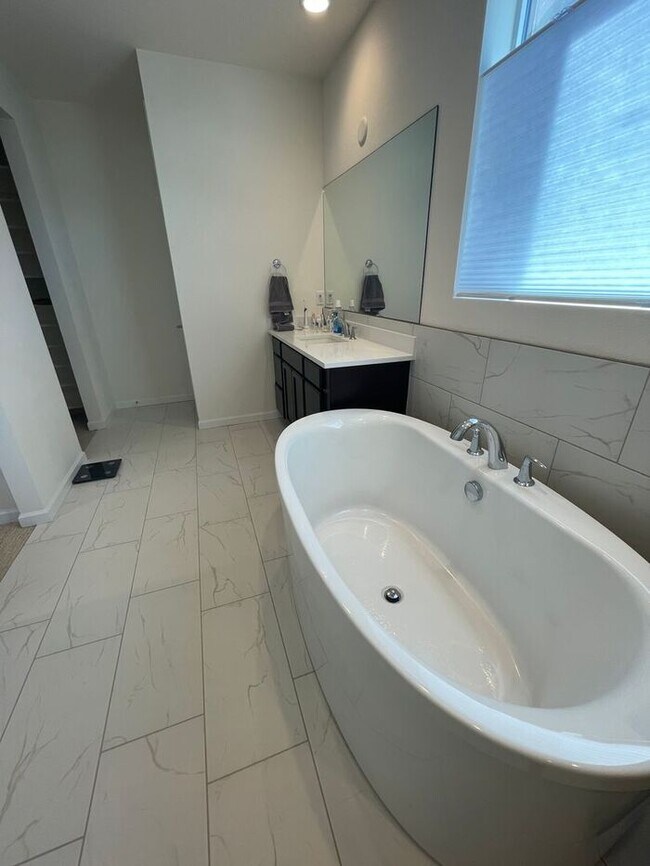 Building Photo - Gorgeous 4 Bed 2.5 Bath New Build in Timnath!