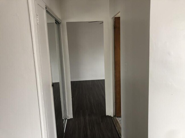 Building Photo - 1 bedroom in Chicago IL 60626