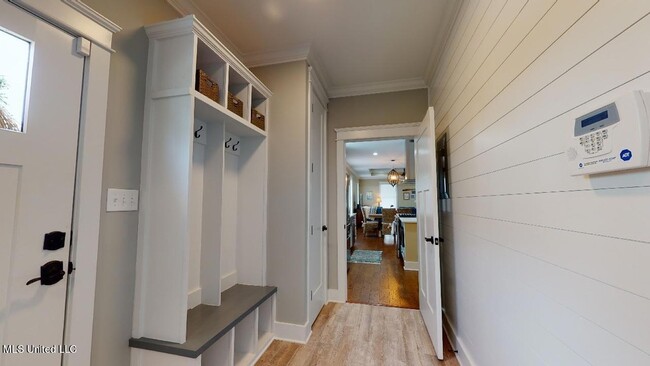 Building Photo - 612 Allendale Ave