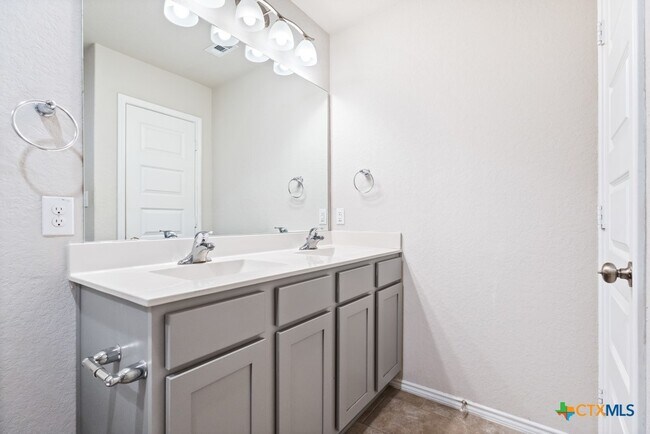 Building Photo - 2432 Ayers Dr