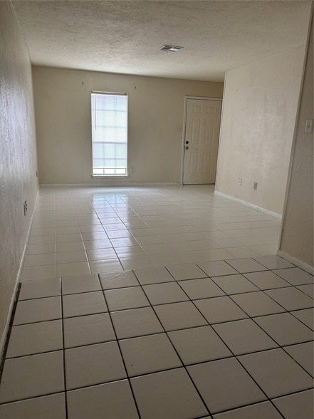 Building Photo - 2210 Buchanan Dr