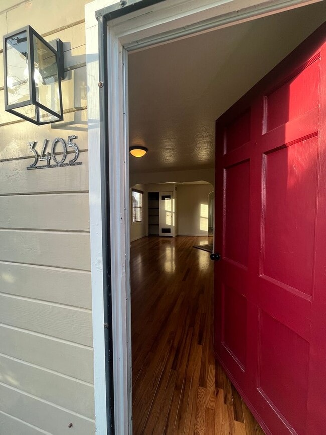 Primary Photo - Pet Friendly! 2 Bed, 1 Bath Home with a Fu...